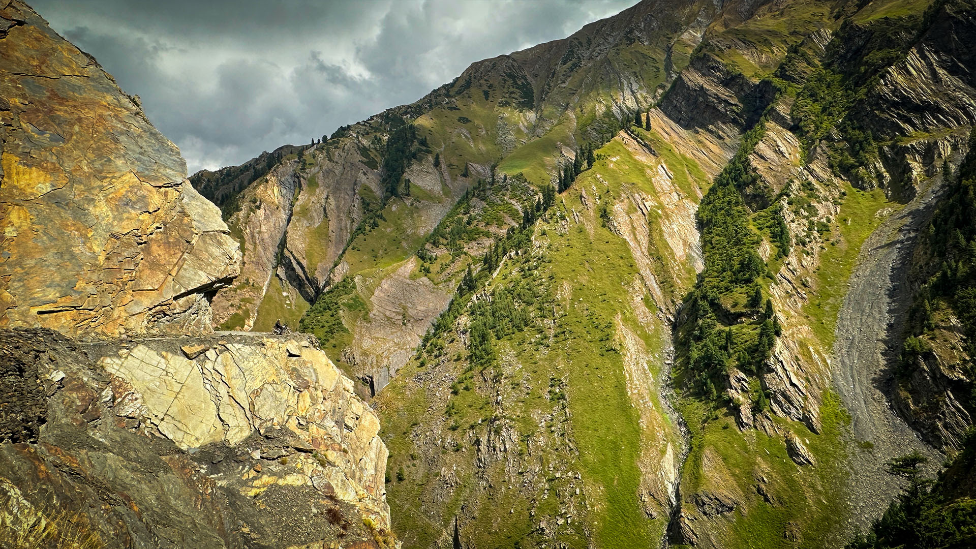 Cliffhanding Roads in Pangi Valley